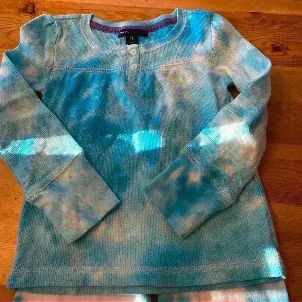 Tie dye Gap waffle shirt with capris